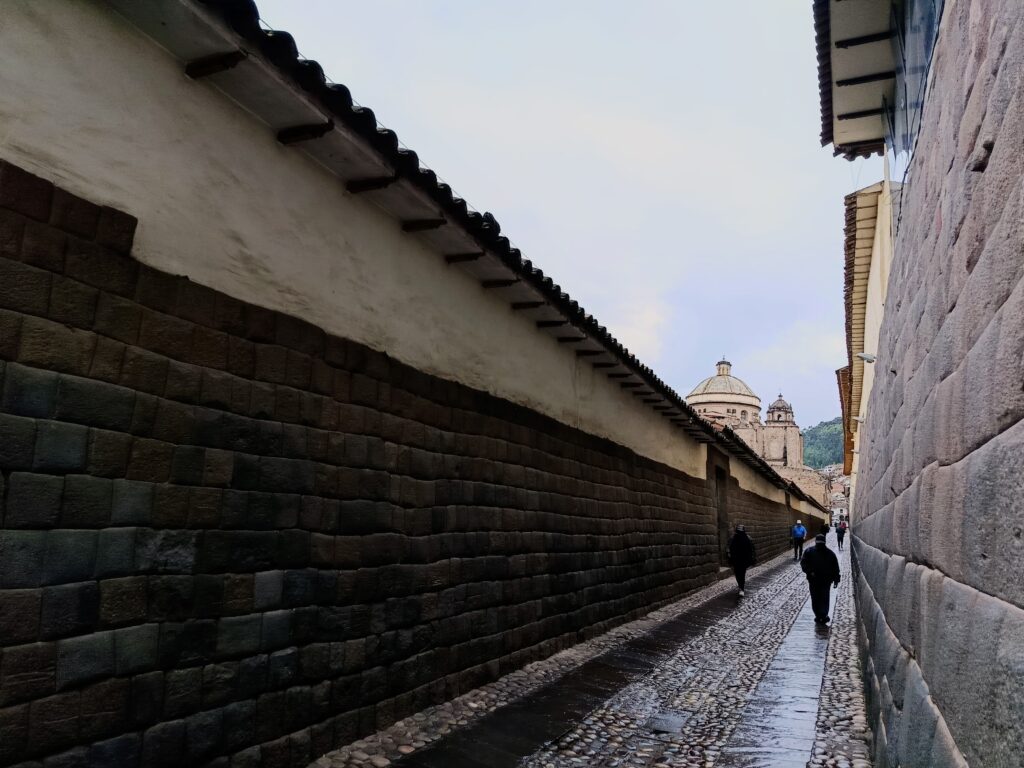 Calle Loreto (también conocida como Intik'ijllu o callejón del Sol) en Cusco