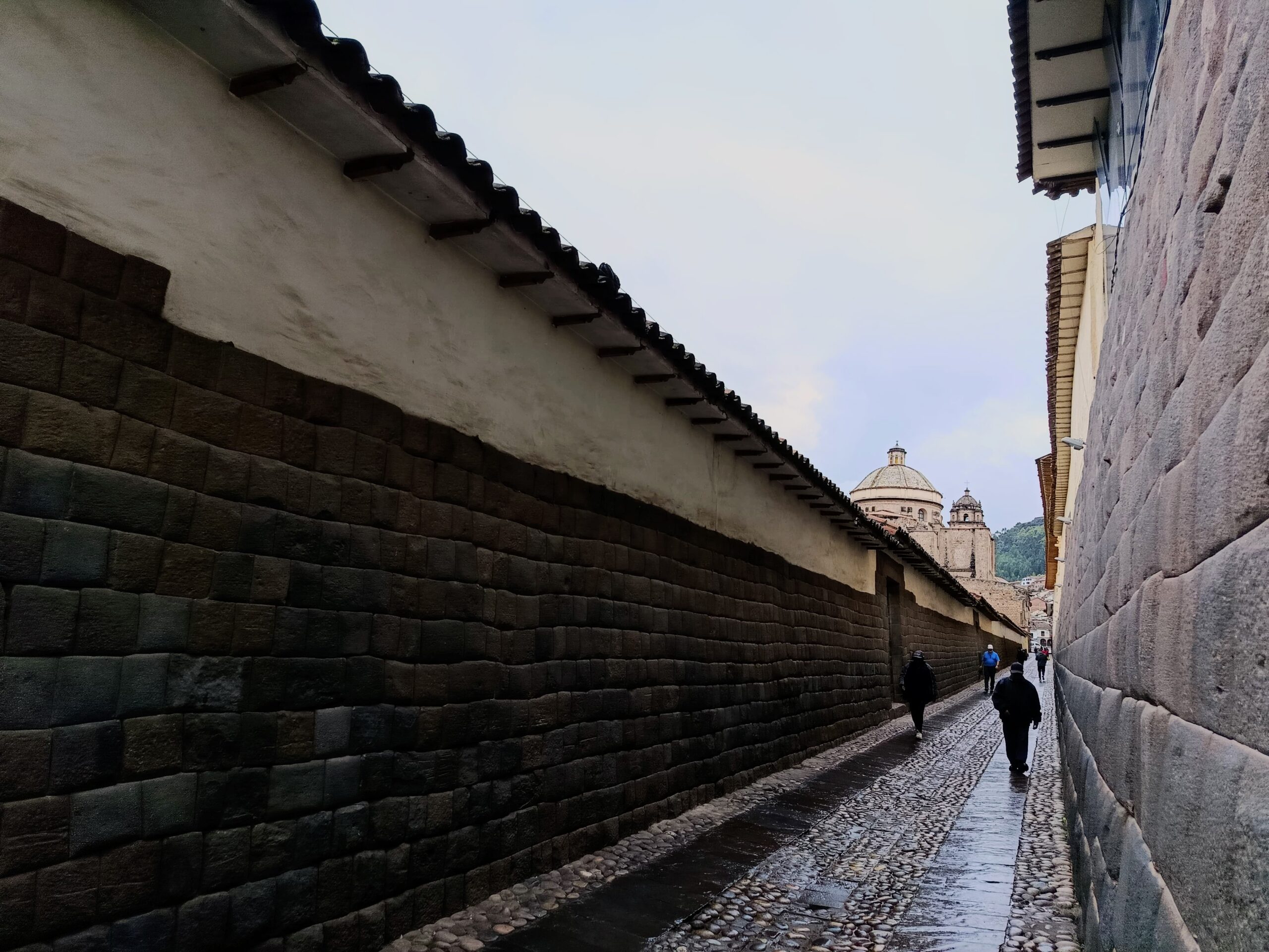 Calle Loreto (también conocida como Intik'ijllu o callejón del Sol) en Cusco