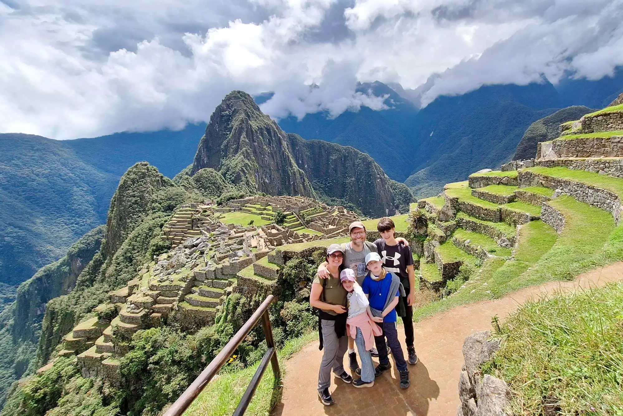 Familia visitando machu picchu